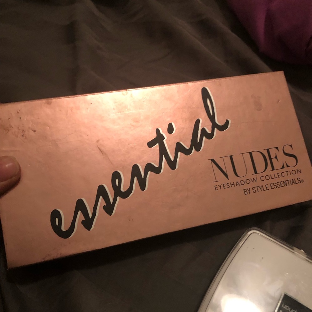 Essential Nudes eyeshadow collection